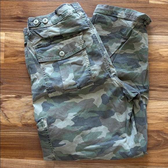 American Eagle Outfitters Green Camouflage barrel Cargo Pants - Picture 7 of 7